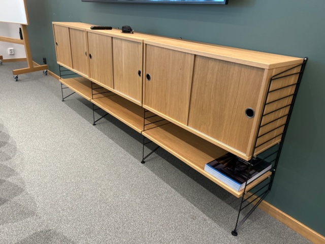 1354749-1 3-part wall shelf with cabinet - String Furniture