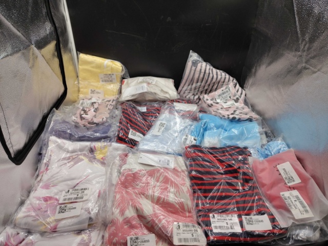 1355395-1 Märkeskläder från bland annat Juvia GmbH & Co, olika storlekar