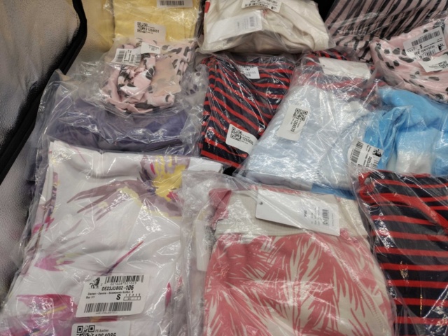 1355395-2 Märkeskläder från bland annat Juvia GmbH & Co, olika storlekar