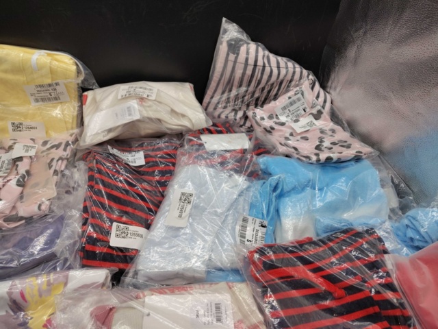 1355395-3 Märkeskläder från bland annat Juvia GmbH & Co, olika storlekar