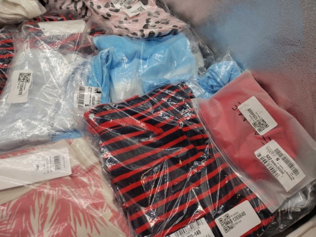 1355395-8 Märkeskläder från bland annat Juvia GmbH & Co, olika storlekar