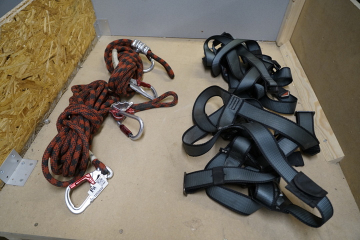 Collection of fall protection equipment - PS Auction - We value the ...
