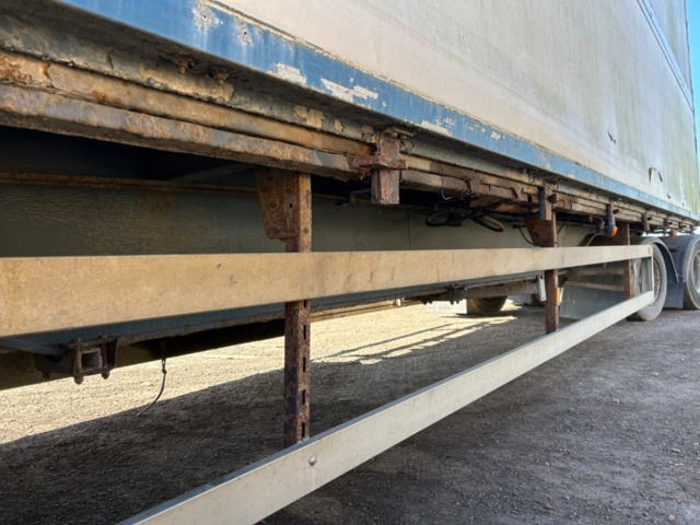 1356202-11 Visor trailer Kilafors 4-axle 2009