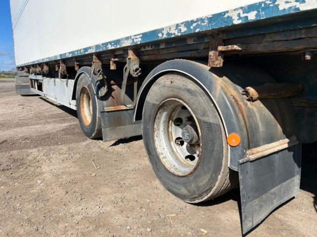 1356202-18 Visor trailer Kilafors 4-axle 2009