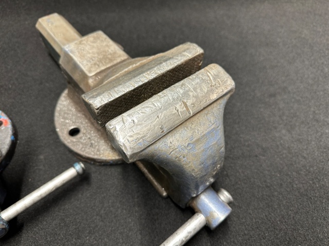 1324895-3 Bench vise 2pcs