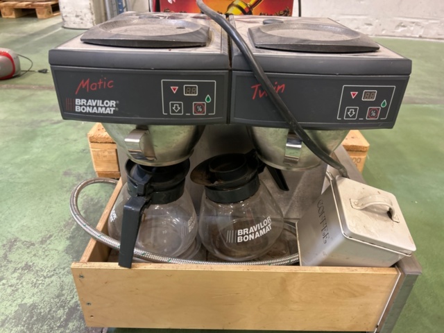 1353416-2 Coffee machines 2pcs - Bravilor Bonamat & NESCAFÉ beverage vending machine