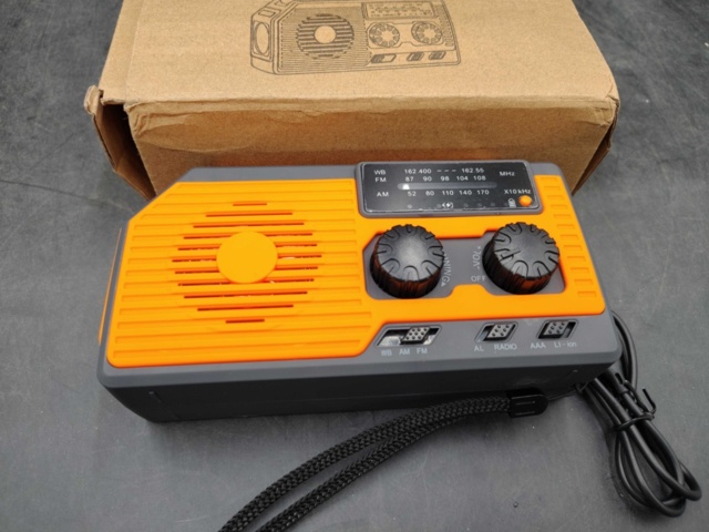 1347065-1 Multiradio med ficklampa, 3 st, vev, batteridrift, USB-laddning - Frakt ingår