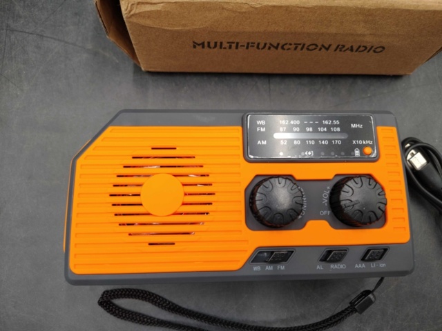 1347065-4 Multiradio med ficklampa, 3 st, vev, batteridrift, USB-laddning - Frakt ingår