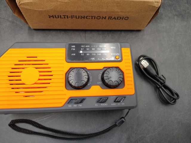 1347065-5 Multiradio med ficklampa, 3 st, vev, batteridrift, USB-laddning - Frakt ingår