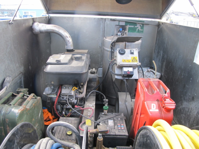 1302853-5 Mobil hetvattentvätt i skåpkärra