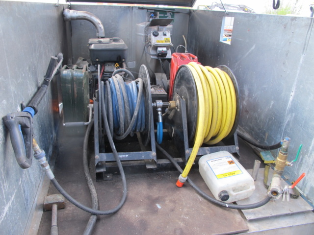 1302853-6 Mobil hetvattentvätt i skåpkärra