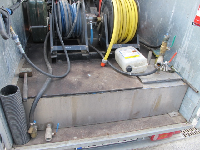 1302853-7 Mobil hetvattentvätt i skåpkärra