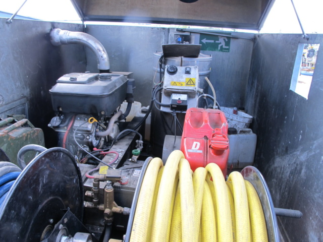 1302853-8 Mobil hetvattentvätt i skåpkärra