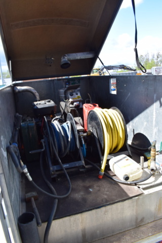 1302853-11 Mobil hetvattentvätt i skåpkärra