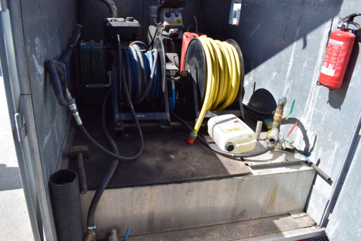 1302853-12 Mobil hetvattentvätt i skåpkärra