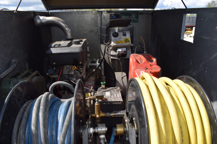 1302853-13 Mobil hetvattentvätt i skåpkärra