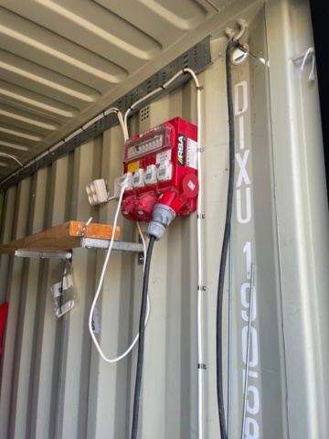 1361600-17 Container 20 fot med tillbehör för VVS