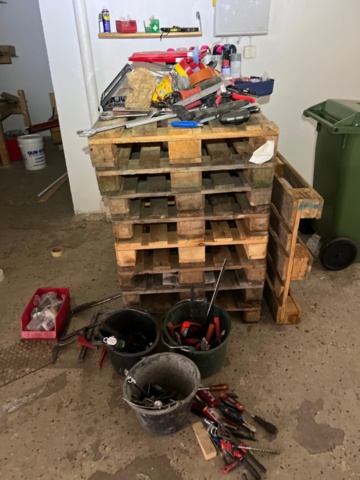 1334331-1 9 pallets and various hand tools