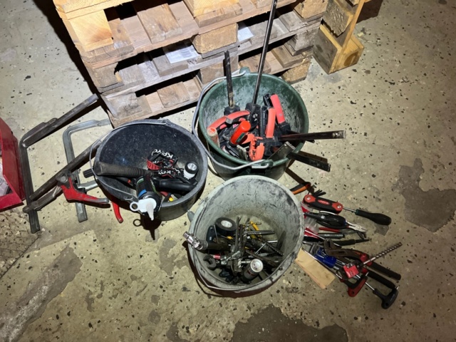 1334331-2 9 pallets and various hand tools