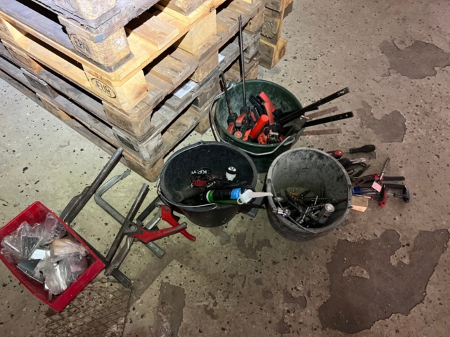 1334331-3 9 pallets and various hand tools