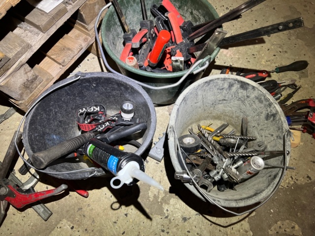 1334331-4 9 pallets and various hand tools