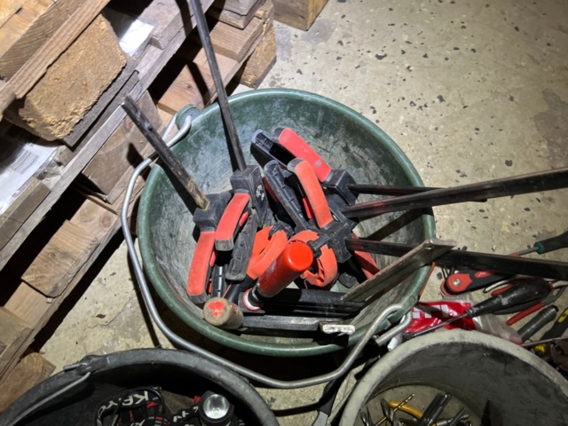 1334331-5 9 pallets and various hand tools