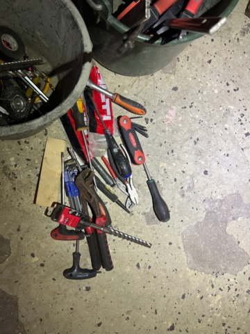 1334331-6 9 pallets and various hand tools