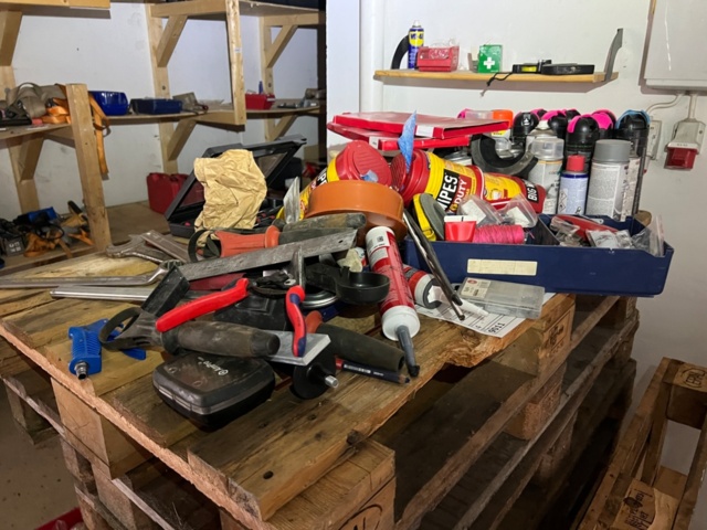 1334331-7 9 pallets and various hand tools