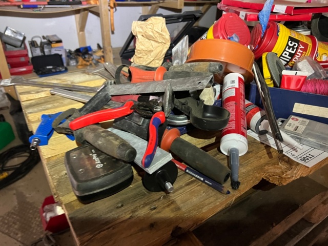 1334331-8 9 pallets and various hand tools