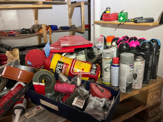 1334331-9 9 pallets and various hand tools