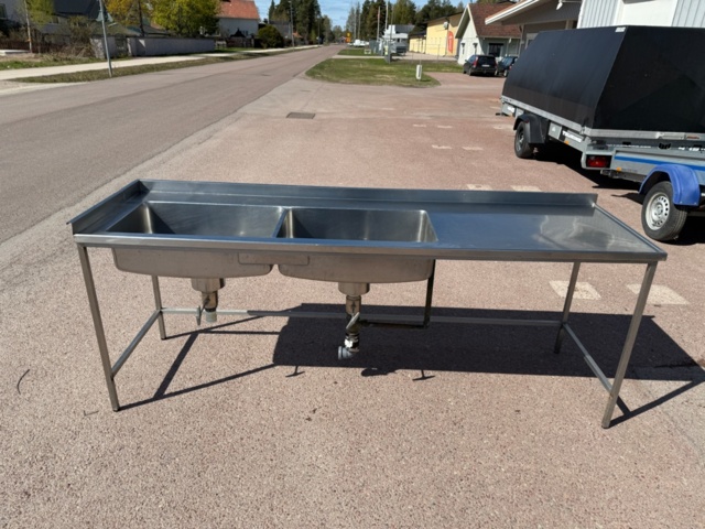 1351615-1 Rostfri diskbänk med dubbla hoar, uppvikt bakkant