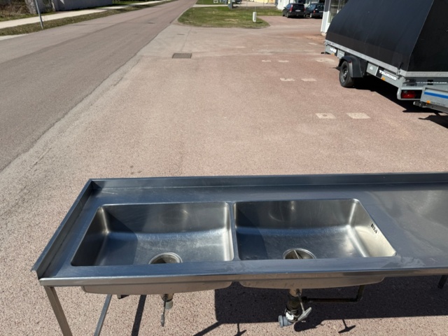 1351615-2 Rostfri diskbänk med dubbla hoar, uppvikt bakkant