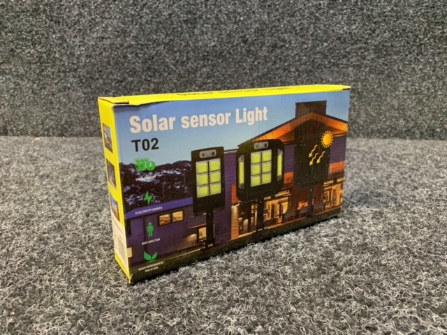 1362704-2 Vägglampa solar 136 LED COB med rörelse- & skymningssensor, fjärrkontroll