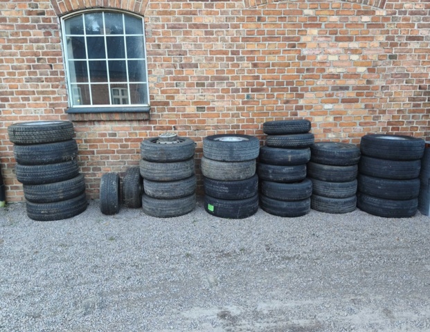 1362889-1 Tires with and without rims - different dimensions