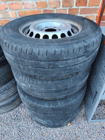 1362889-2 Tires with and without rims - different dimensions