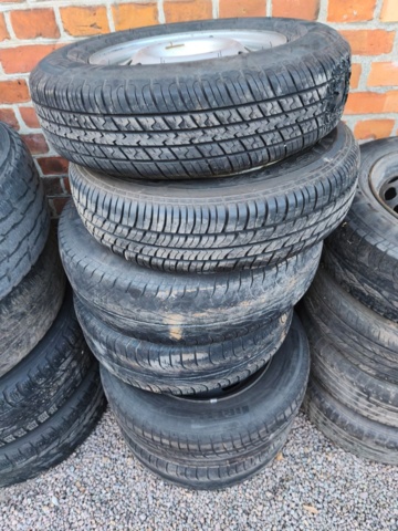 1362889-8 Tires with and without rims - different dimensions