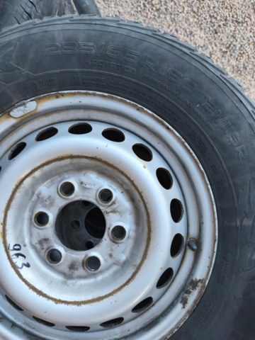 1362889-10 Tires with and without rims - different dimensions