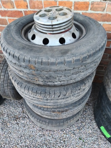 1362889-13 Tires with and without rims - different dimensions