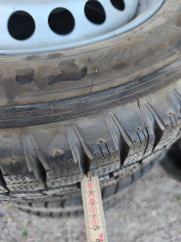 1362889-19 Tires with and without rims - different dimensions