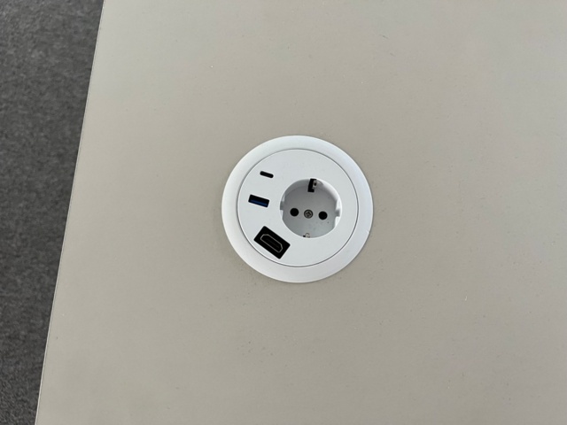 1291067-7 9 desks Edsbyn, height adjustable