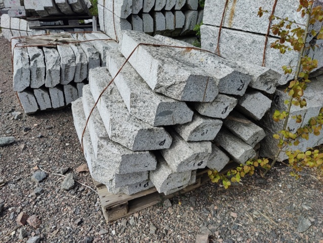 1094474-1 17 pcs Granite kerbstone Radius 10m