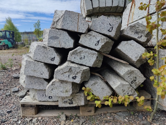 1094474-2 17 pcs Granite kerbstone Radius 10m