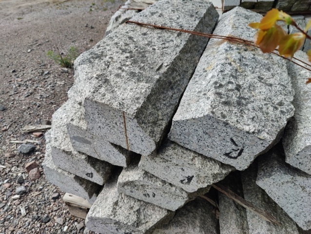 1094474-3 17 pcs Granite kerbstone Radius 10m