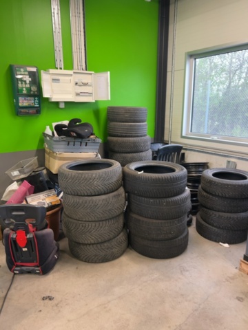 1332719-1 Collection of various equipment for car repair shops