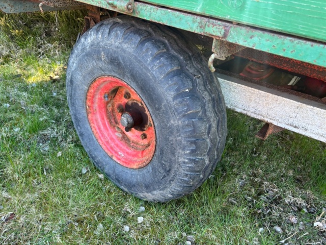 1136822-12 Traktorkärra med tipp