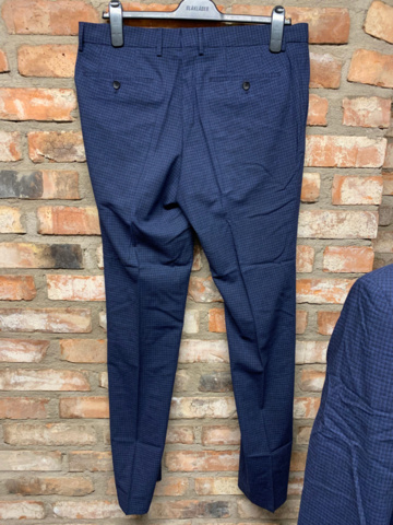 1362977-8 Suit Hugo Boss, Size 94 (148, length 48)