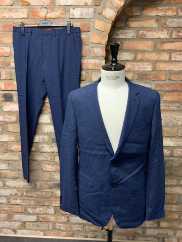 1362977-1 Suit Hugo Boss, Size 94 (148, length 48)