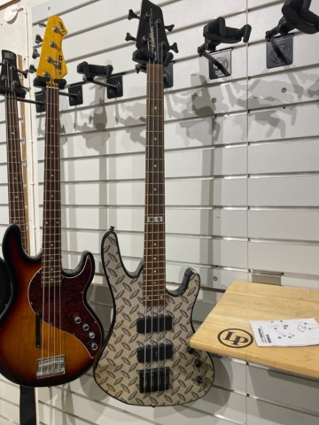 1363605-2 Bases 3 Ibanez, Vaniax, Washlrum