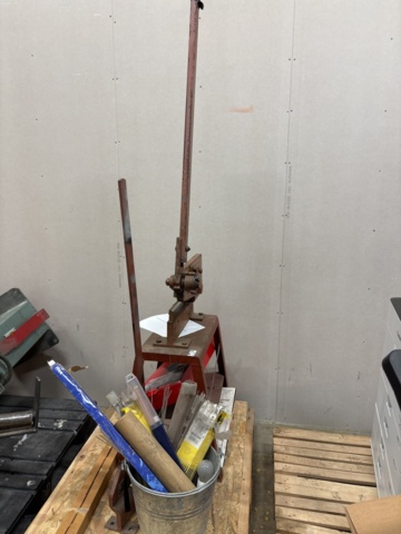 1357465-1 Lever shears with stand and bucket with welding electrodes