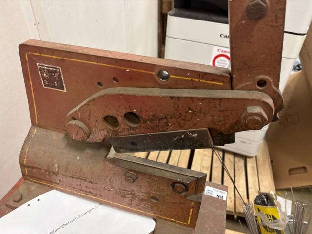 1357465-3 Lever shears with stand and bucket with welding electrodes